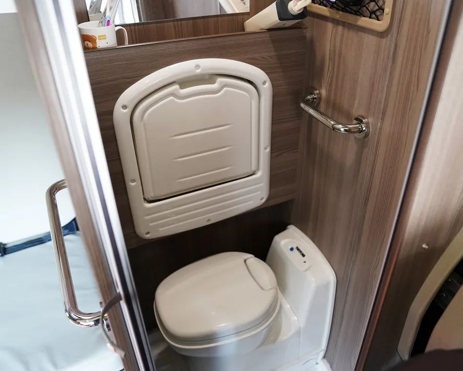 国产平头卡车改生活舱,平头卡车加长版生活舱