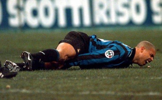 内马尔脚踝变形落泪被担架抬走,内马尔脚受伤