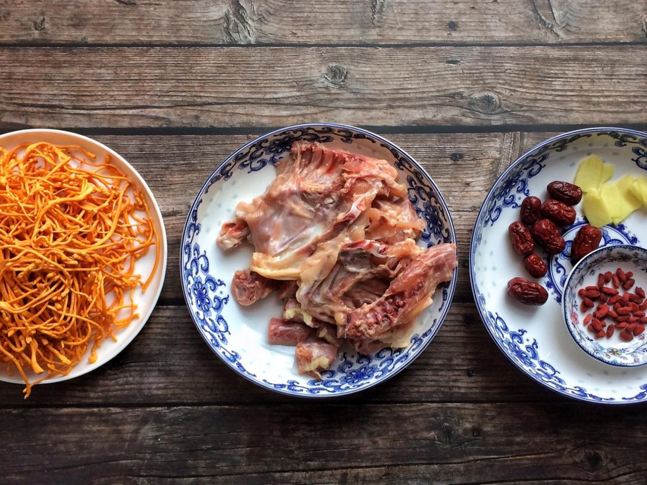 红枣虫草花鸡汤怎么炖有颜色,虫草花红枣鸡脚汤做法