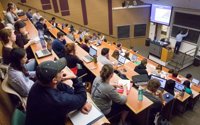 金融工程去美国还是英国留学,英国和美国留学费用哪个高