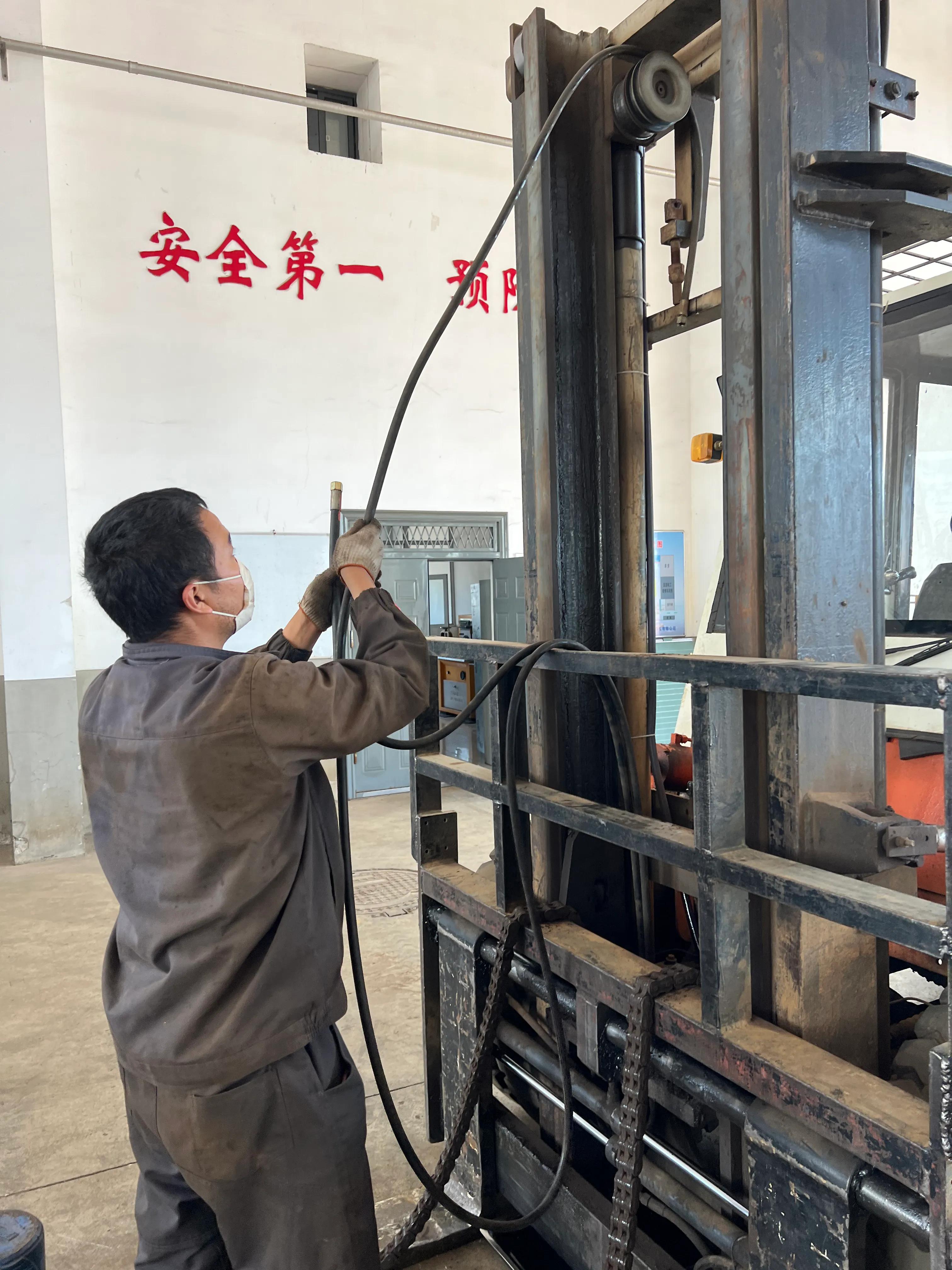 叉车换门架轴承多少钱,叉车门架轴承怎么换