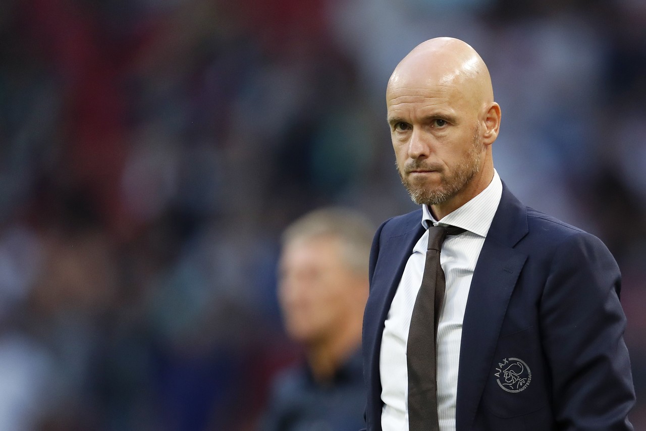 曼联2-1逆转曼城哈兰德被挡,曼联0比5惨败c罗赛后低头的照片