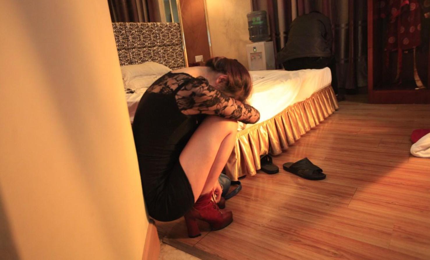 51岁大姐醉酒被人扛走,江苏51岁大姐醉酒被人扛走