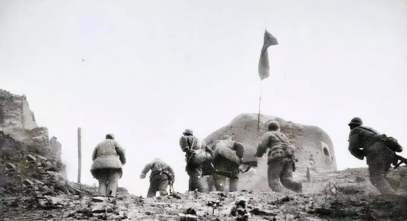 1纵班长发现不远处有一棵小松树，灵机一动大喊：快把梯子搬过来