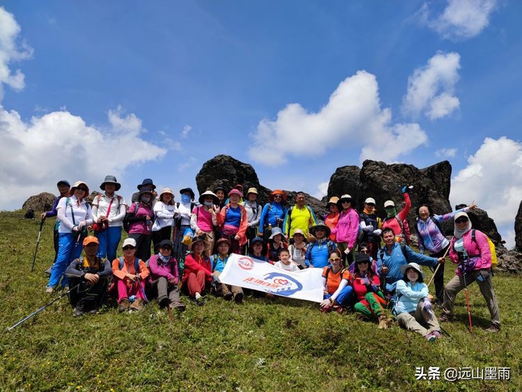 蓝天白云绿草间,蓝天白云草原绿草茵茵风景秀丽
