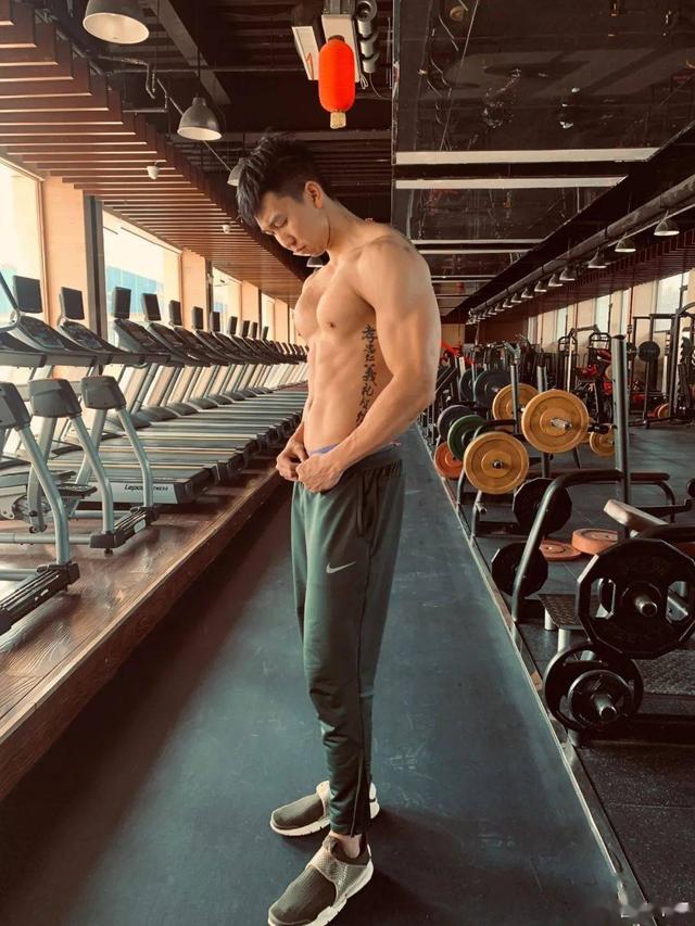 *拍偷**男被196cm肌肉男放倒制服,网友感叹:这体格一般人不敢惹