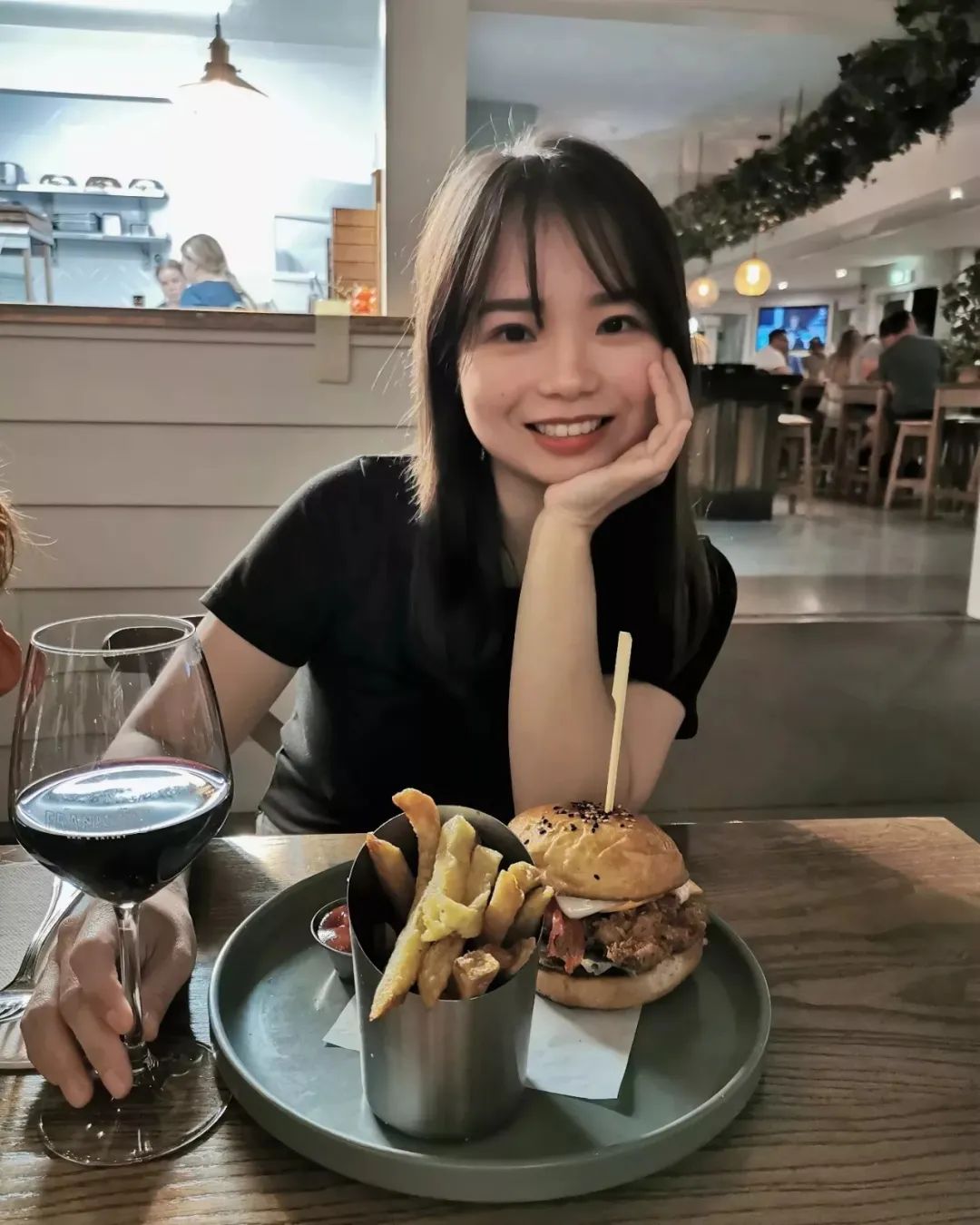 95后特特在新西兰：进厂切白菜，月入2万，感染新冠领千元补贴