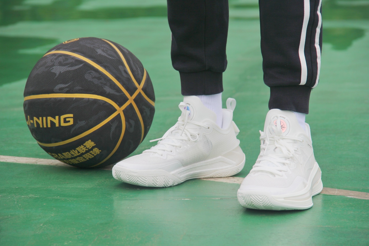 小后卫突破篮球鞋超轻,后卫李宁篮球鞋利刃3v2