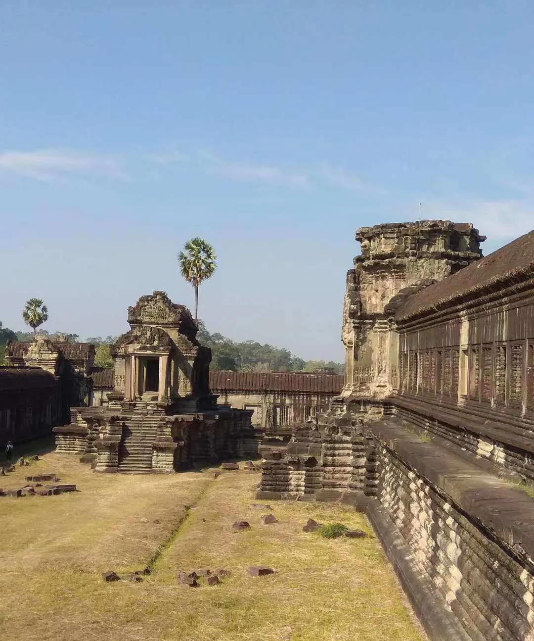 阴森森与金碧辉煌