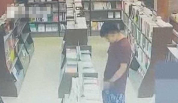 13岁女孩在书店遇见*魔色**！趁她没注意，裸露*处私**，还掀起裙子猥亵