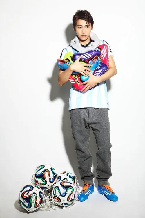 李易峰卷腹视频挑战,李易峰c罗任意球有多难