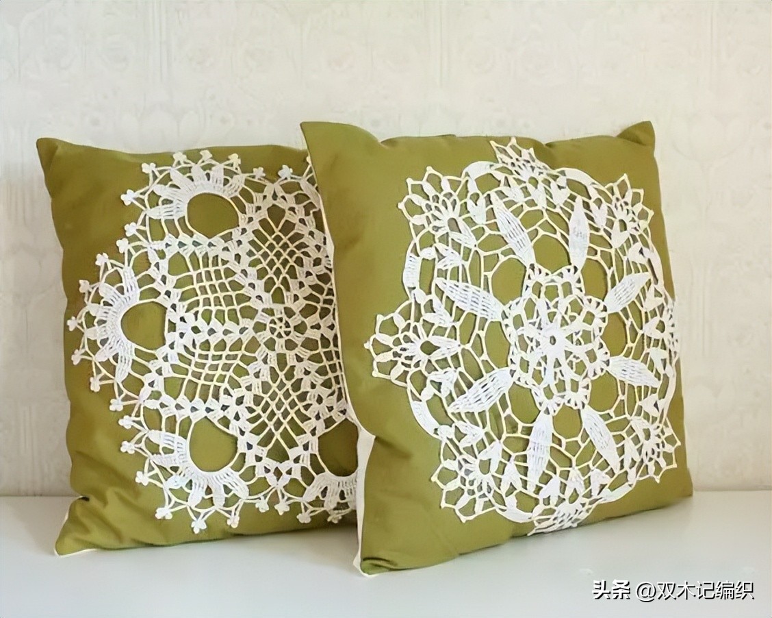 钩好的几片蕾丝缝到布艺抱枕和包包上，身价立马倍升
