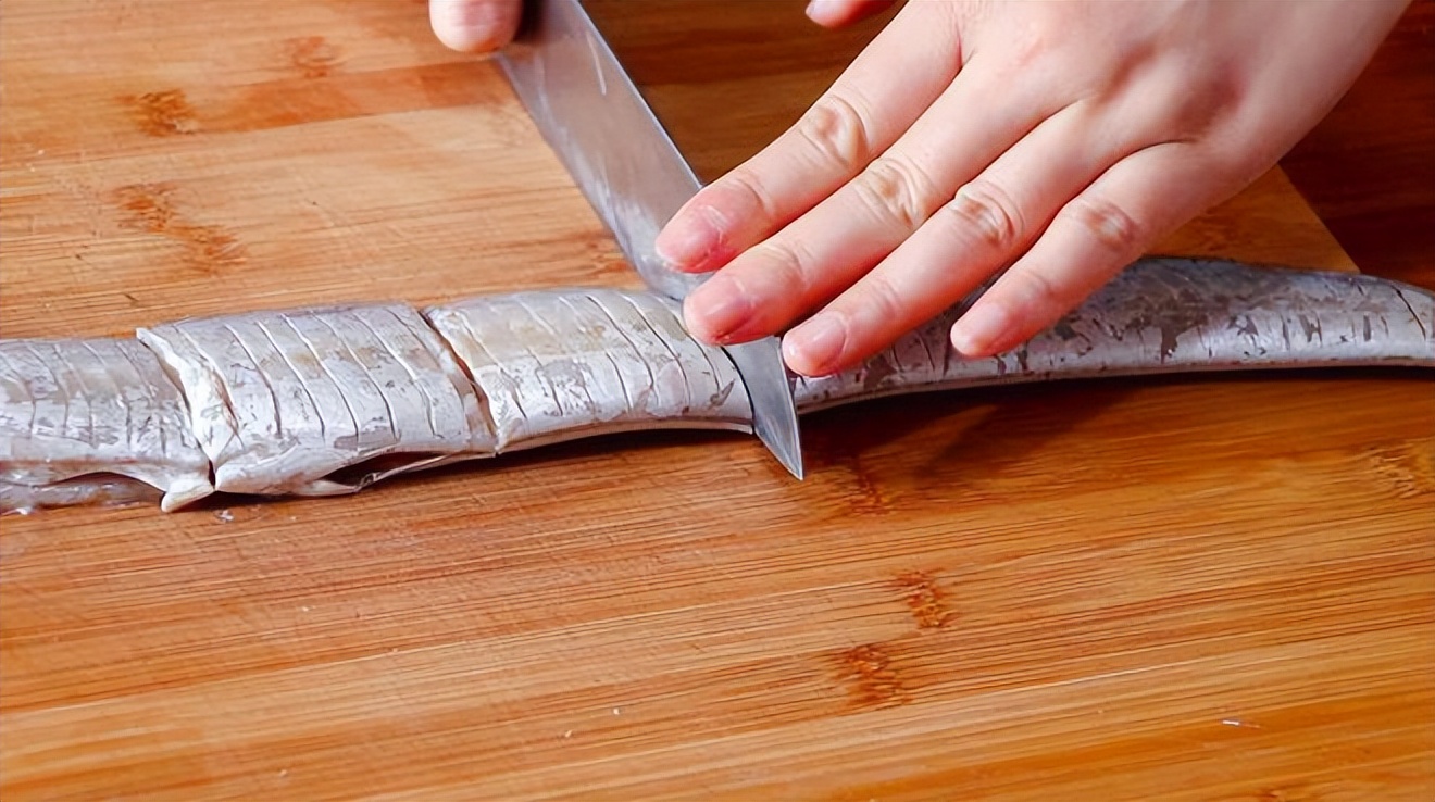 买带鱼大眼睛的好还是小眼睛的好,带鱼买大眼睛还是买小眼睛的