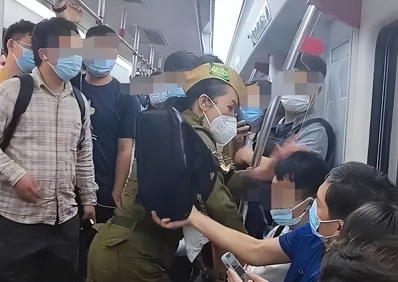 为什么中国人喜欢“窝里横”，到了国外却怂的不敢吱声？