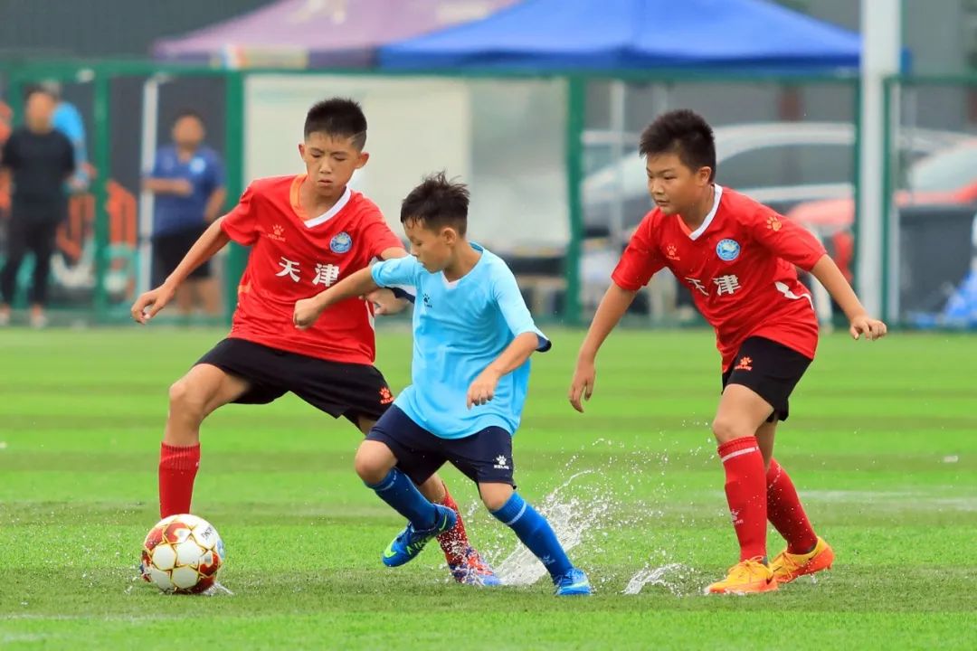 “十城带百县”助力乡村振兴｜“石榴籽一家亲”*疆新**和田足球小巴郎天津夏令营足球友谊赛在津举行