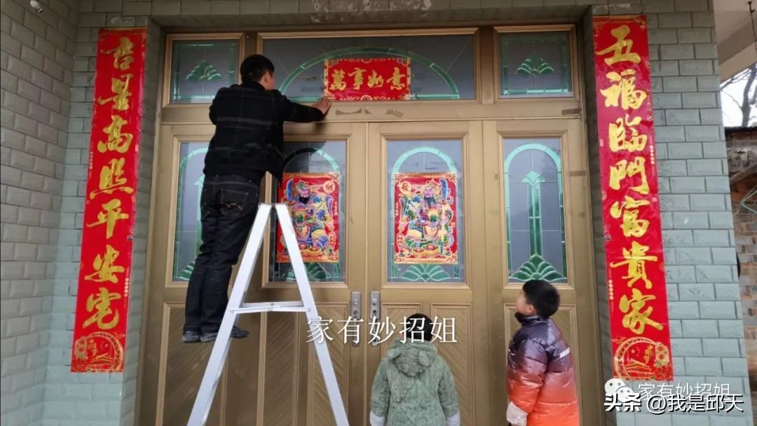 春节对联上联是贴左边还是右边,春节正确贴对联方法正反