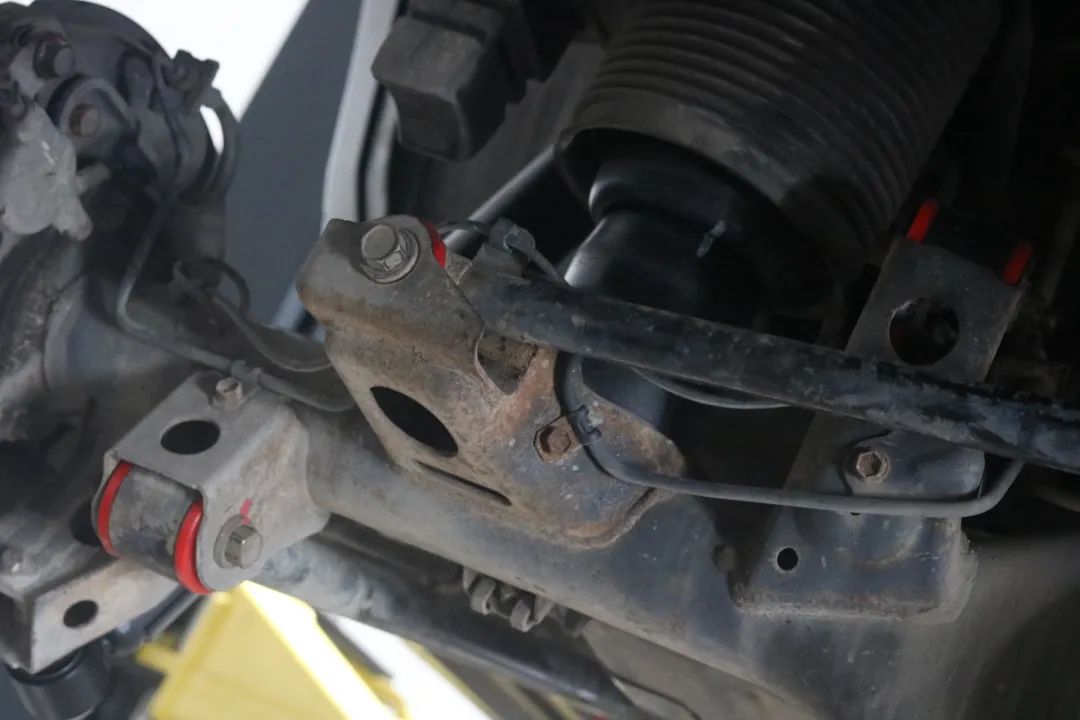 2003年的丰田老霸道，33万公里“车况残旧”，翻新复活变新车