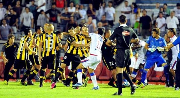 足坛奇葩故事,盘点足坛十个离奇的折射进球