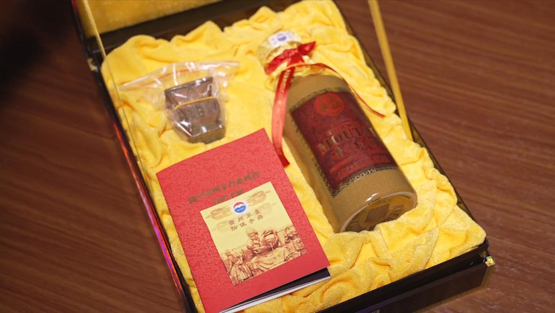 陈年30年茅台开箱,5年的精品茅台开箱