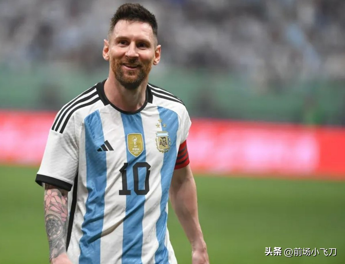 足球场上球迷冲进球场打守门员,球迷突破安保冲入球场