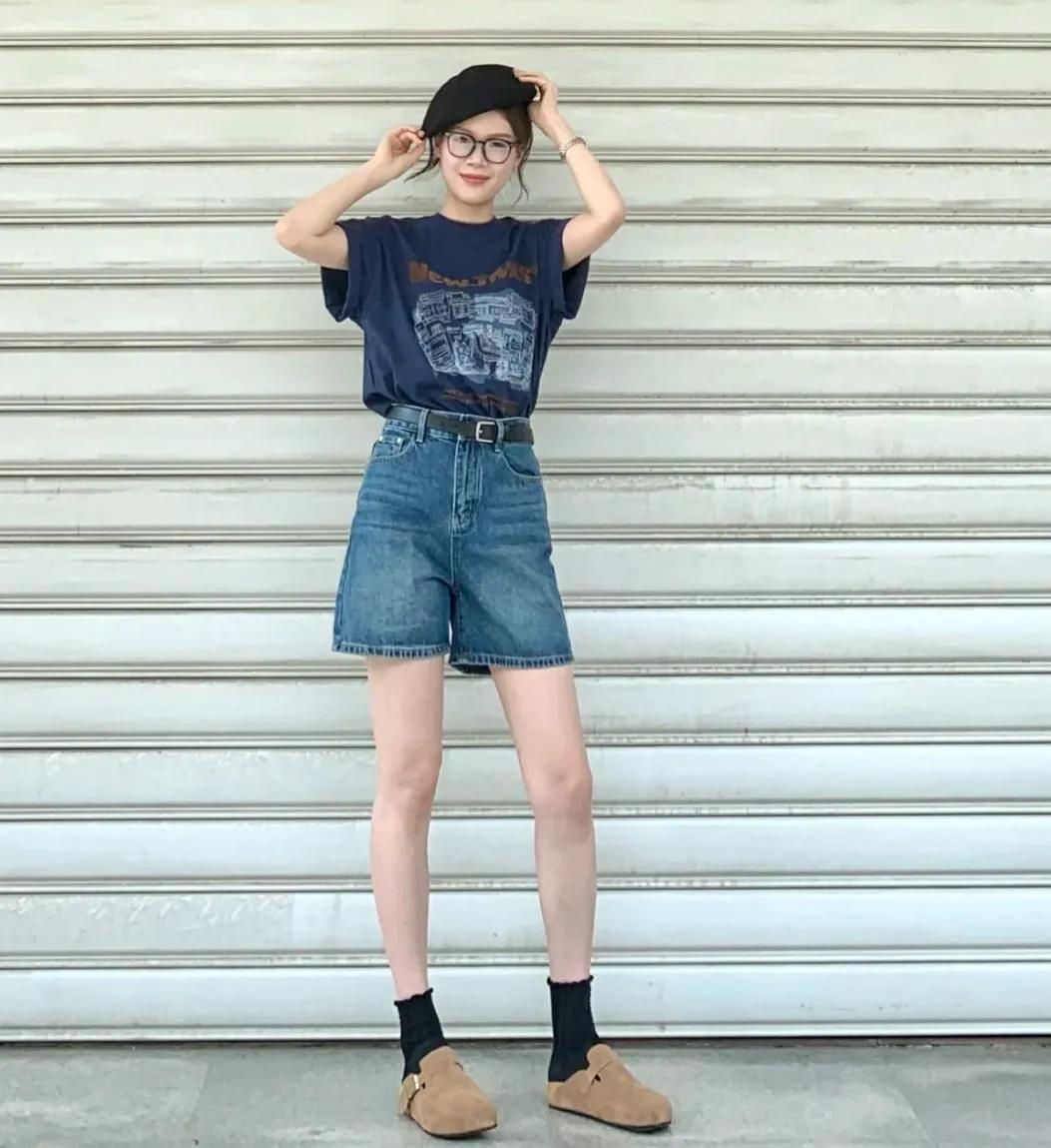 夏季牛仔直筒短裤穿搭,万能牛仔短裤的一周穿搭指南