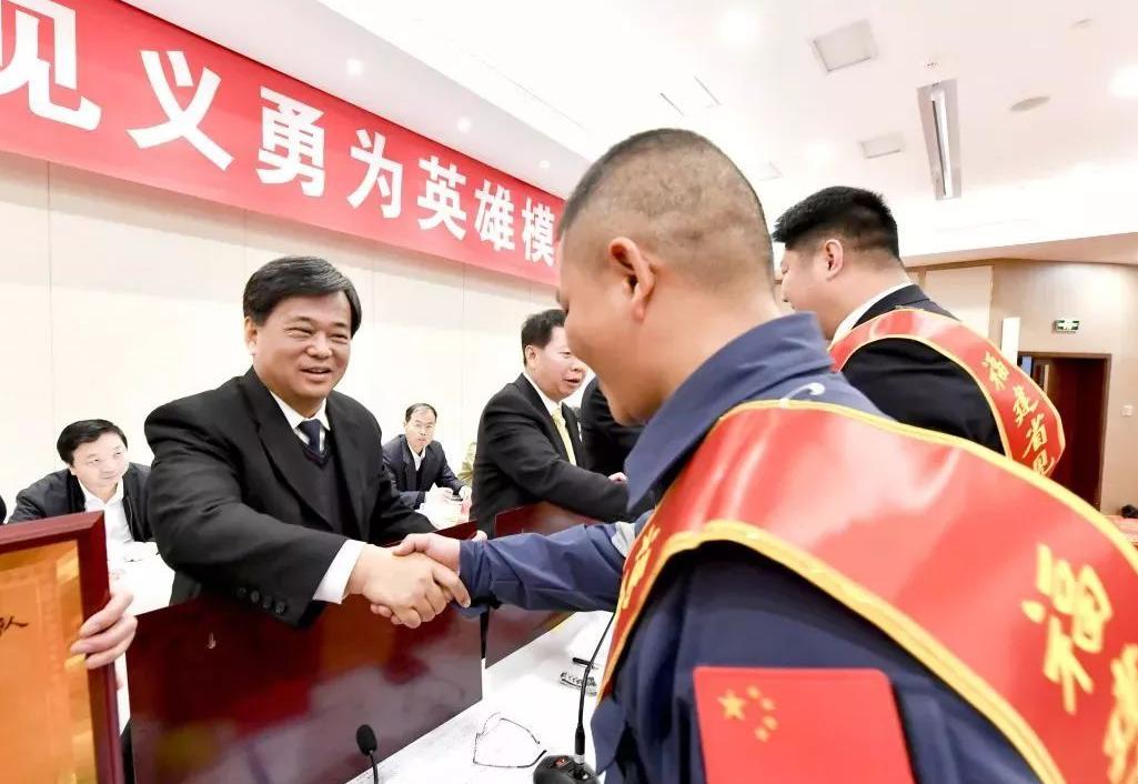 安保徒手接住跳楼女孩,保安接住跳楼女孩后续结果