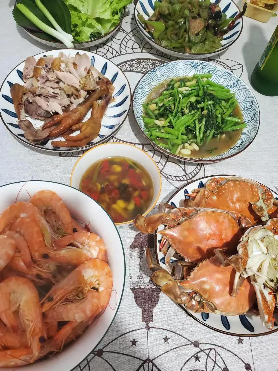 姐妹旅游偶遇吃席,女子旅游遇婚宴随礼200元吃席pk