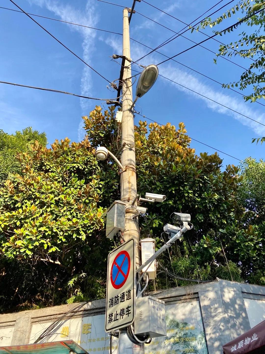 95后女孩画山水画,95后女大学生画山水课堂