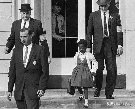 日军罪行照片：攻陷香港后兽性毕露，当场轮番侵犯新婚女明星