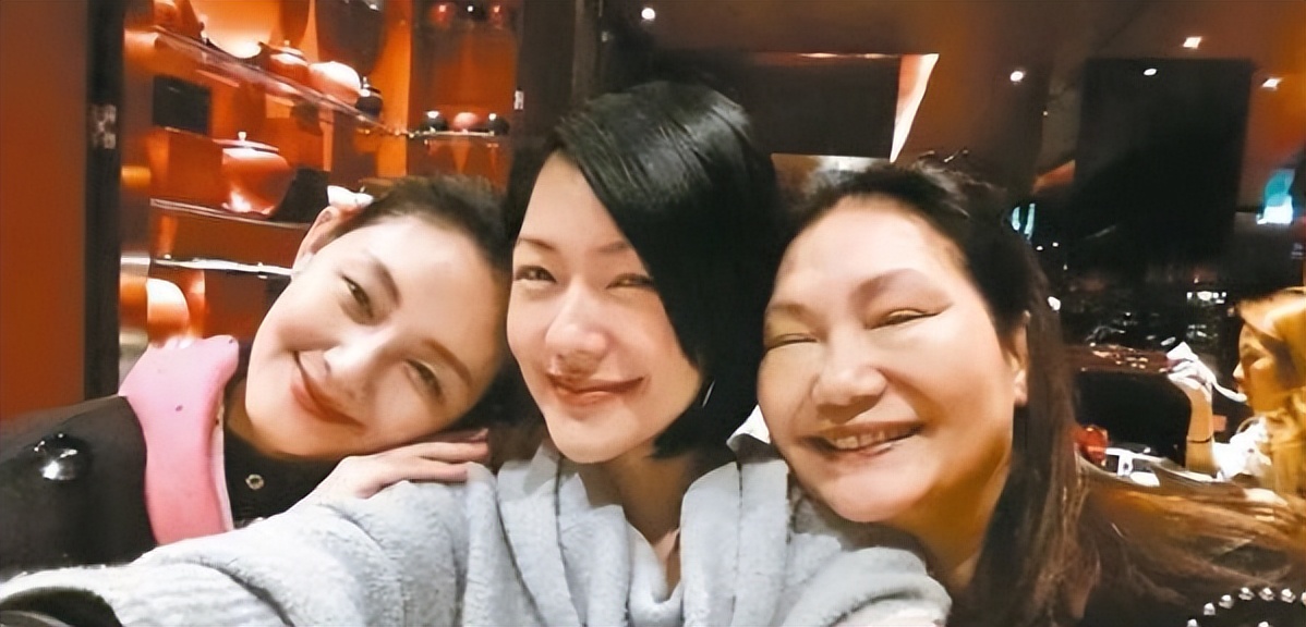 讲颜色笑话、坐政客大腿，一家“4位奇女子”，大小S背后的成名史