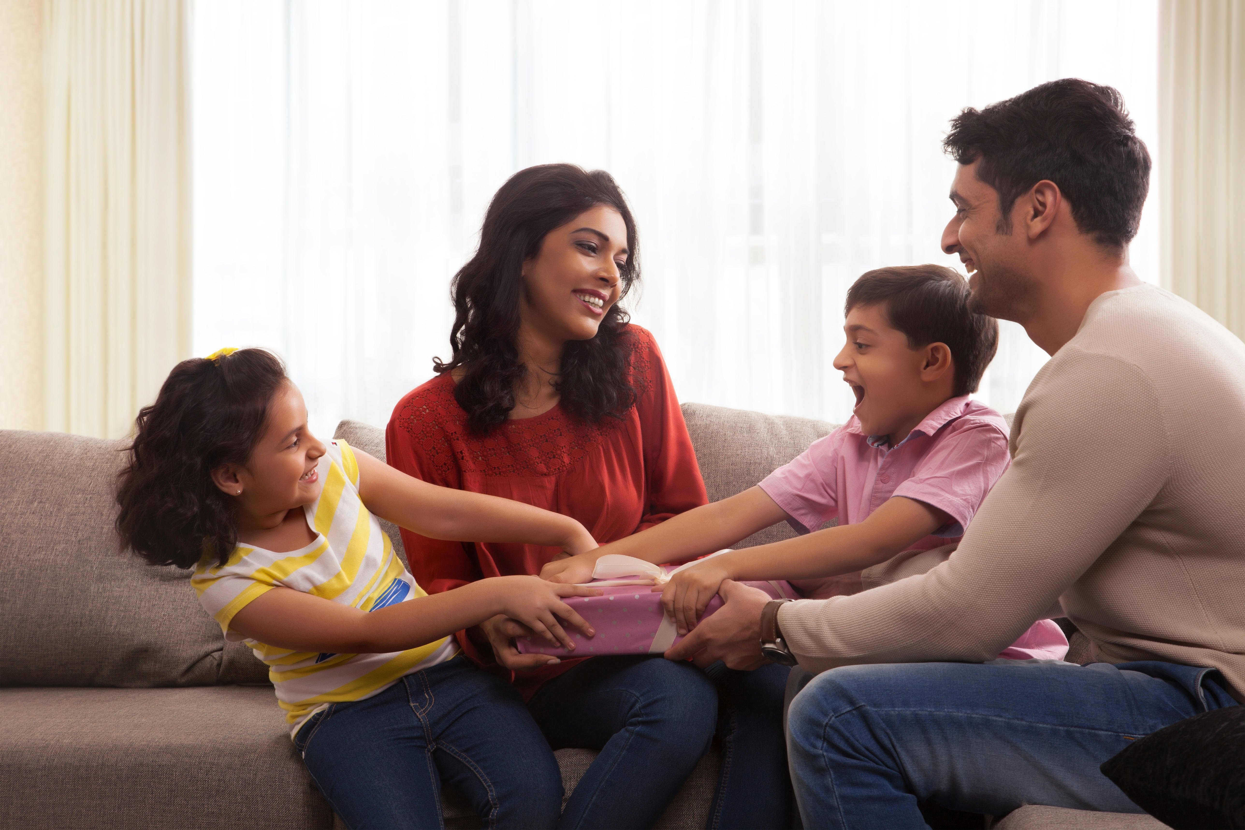 孩子抢别人的东西怎么引导呢,孩子在学校被同学抢东西怎么处理
