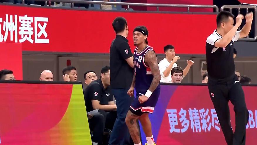 广州龙狮vs首钢祝铭震穿的什么鞋,祝铭震cba精彩表现