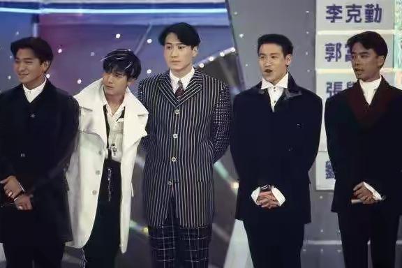 为还每月60万的房贷，54岁李克勤频上综艺，酒桌上被灌酒显疲态