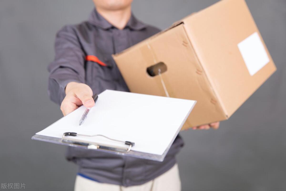 快递小哥一年的工资是多少,快递小哥普遍工资是多少