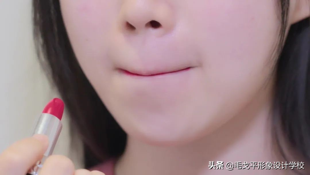 涂口红的正确步骤你涂对了吗,正确涂口红的方法一学就会