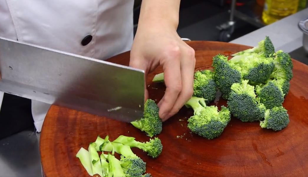 老人二次阳了可以吃鱼吗,阳了能吃鱼和鸡蛋吗