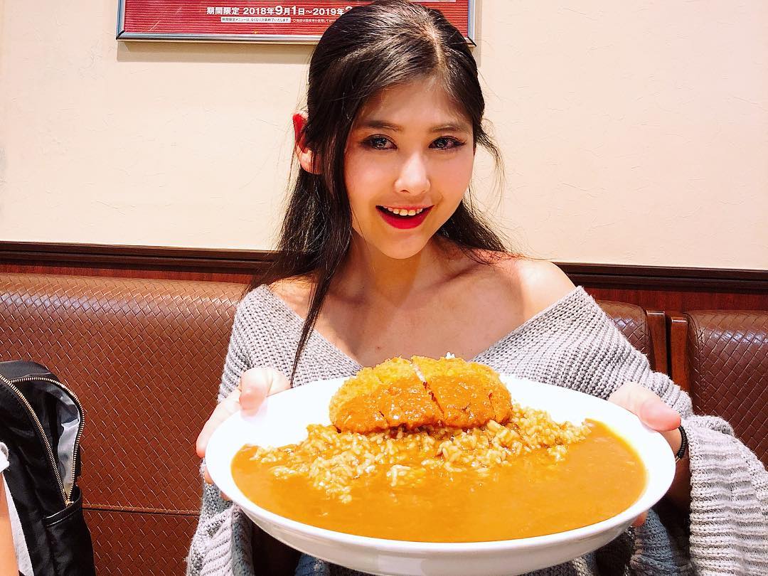 日本大胃王猝逝年仅30岁，生前一次性吃下10斤食物，烟酒全沾