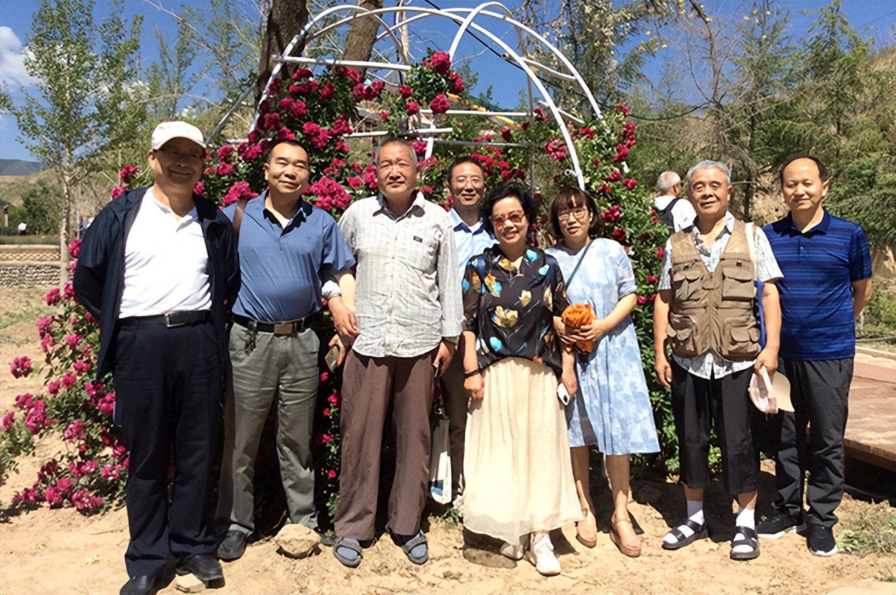 常觅春归不知处花田此地得逢君：栖云田园小镇·花间集