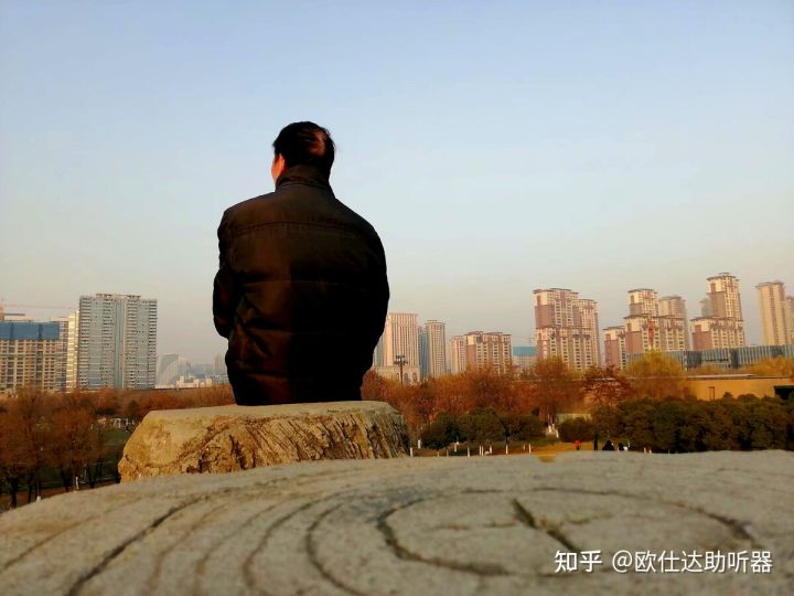 助听器掉地上一下，突然会乱叫是怎么回事？