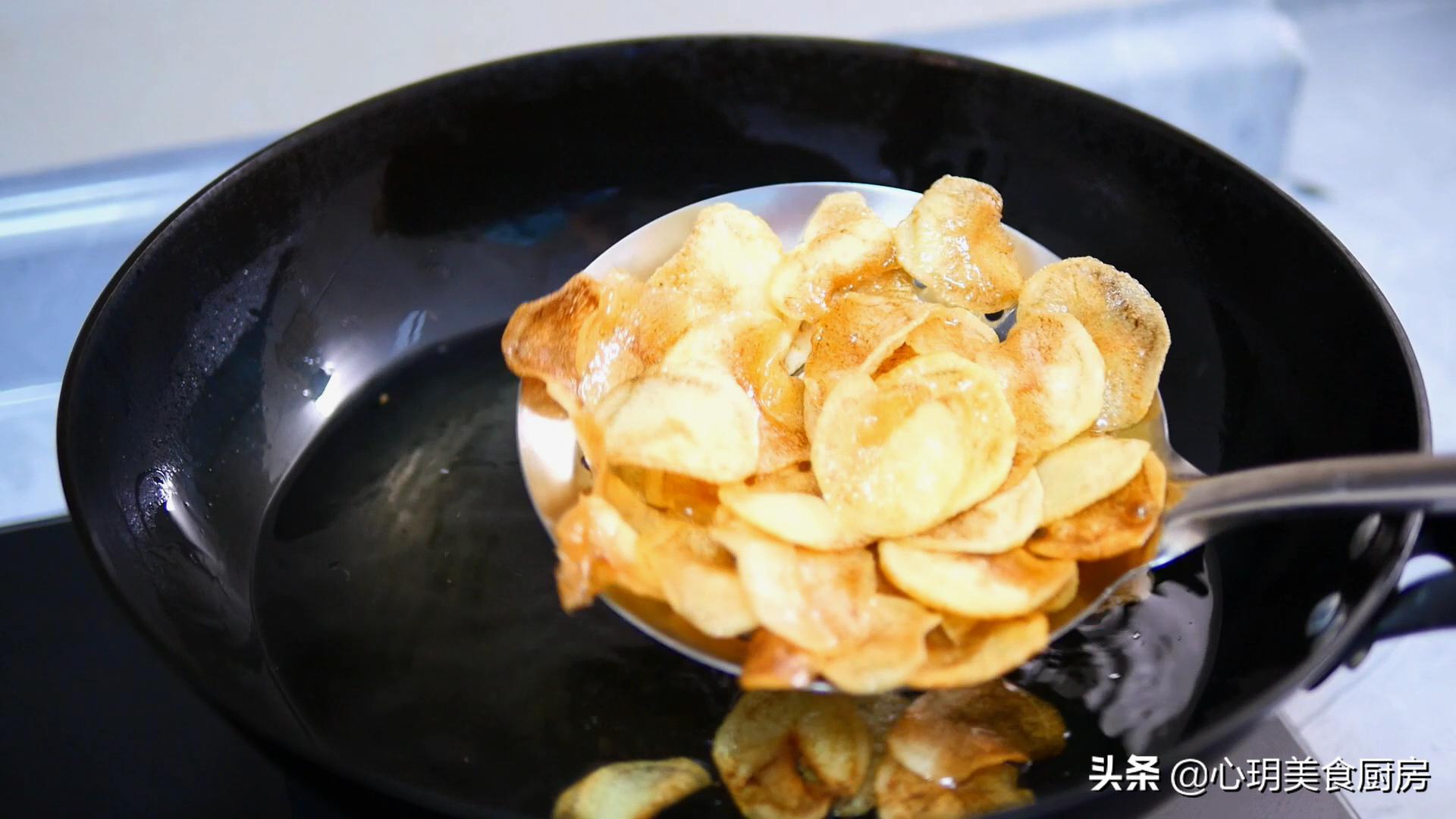 怎么用土豆炸薯片最简单的方法,在家用土豆就能做的炸薯片