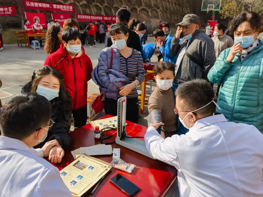 学雷锋精神青少年志愿活动价值,学雷锋树新风争做雷锋精神弘扬者