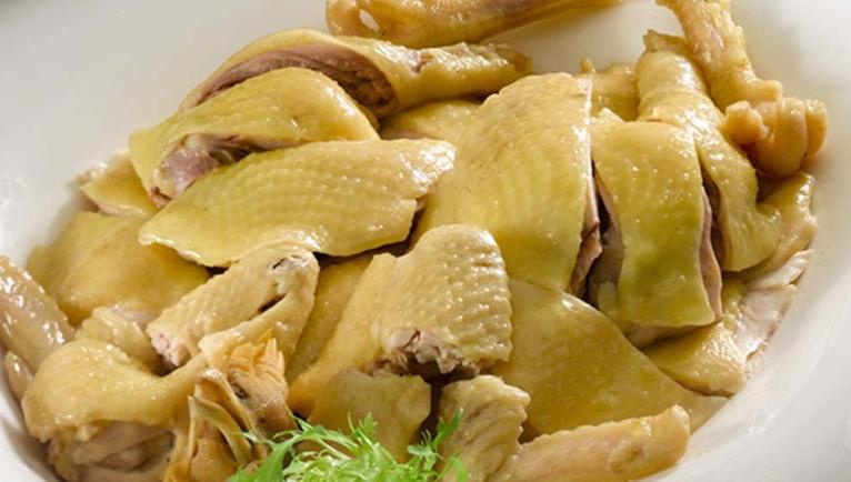 76岁农村大爷养鸡赚钱,小伙子在农村养鸡致富