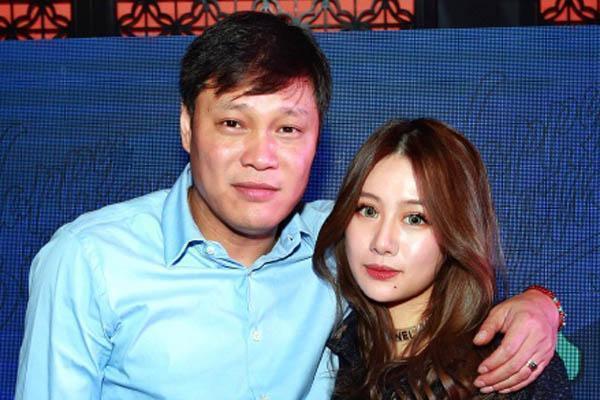 范志毅女儿看奶奶穿黄色羽绒服,范志毅女儿晒照