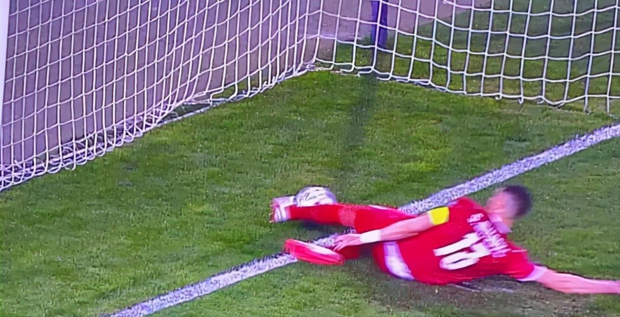 足球五大联赛暴力事件分析,足球禁区过人被断