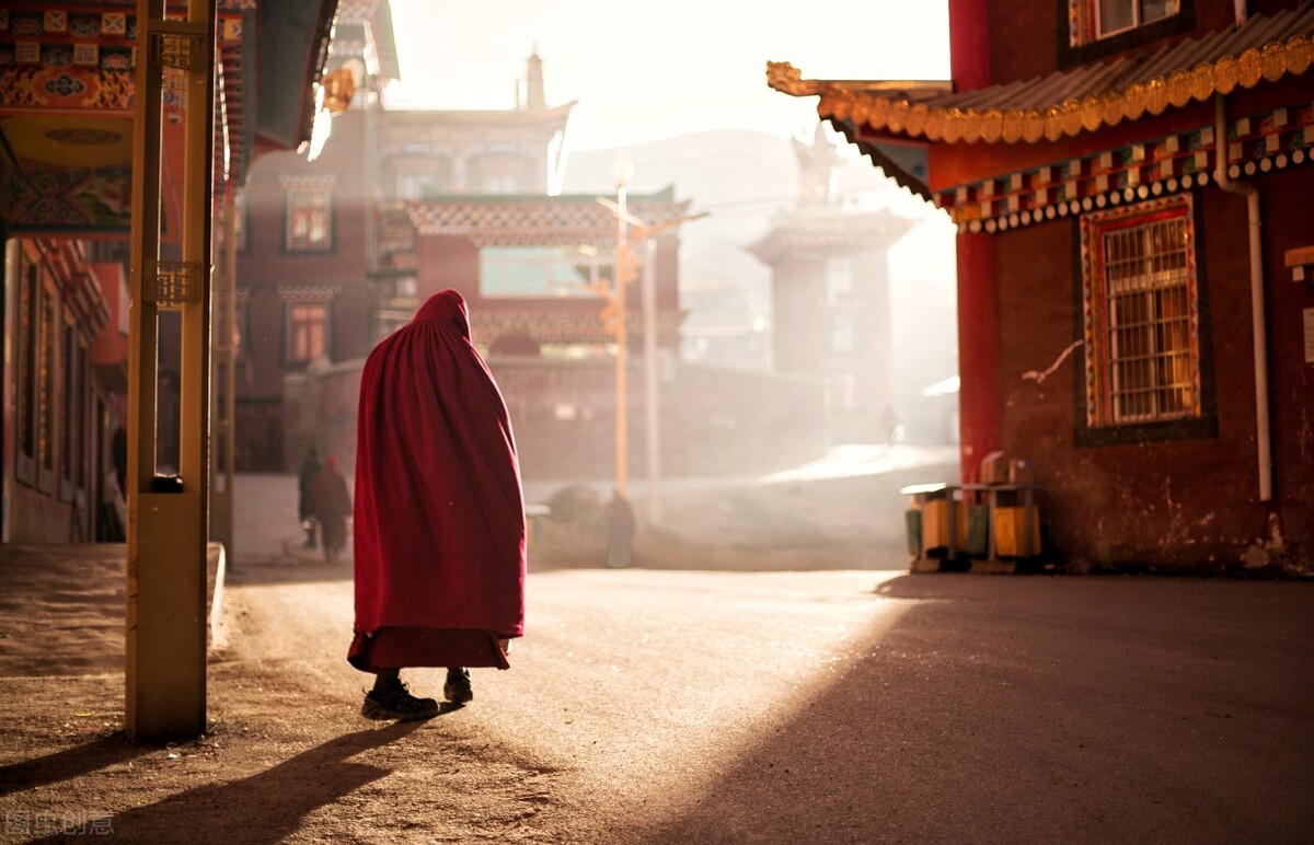 人的运势是阶段性的十年一大运,人生大运的四大忌