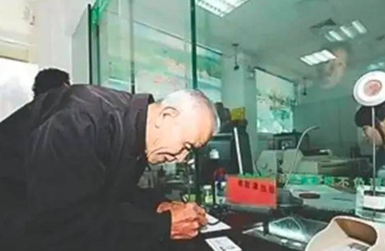 2021年，89岁老人取4000元，回家少了一半，民警调查发现暖心真相