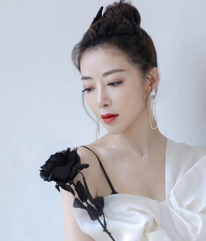 47岁陈紫函逛超市买菜，背万元奢侈品包挤地铁出行！没架子接地气