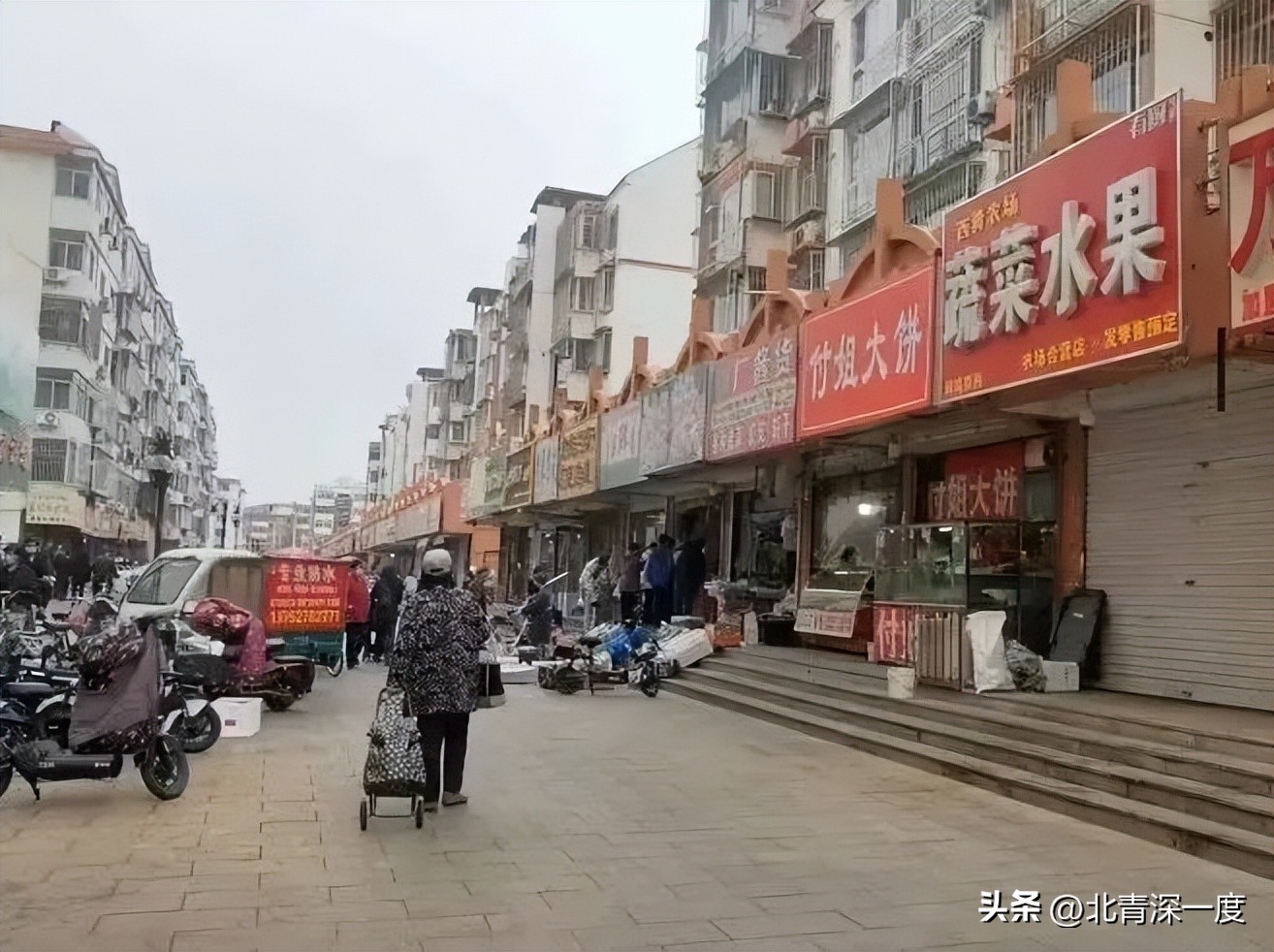 菜贩凌晨进货哽咽落泪,菜店老板意外去世邻居自发帮清货