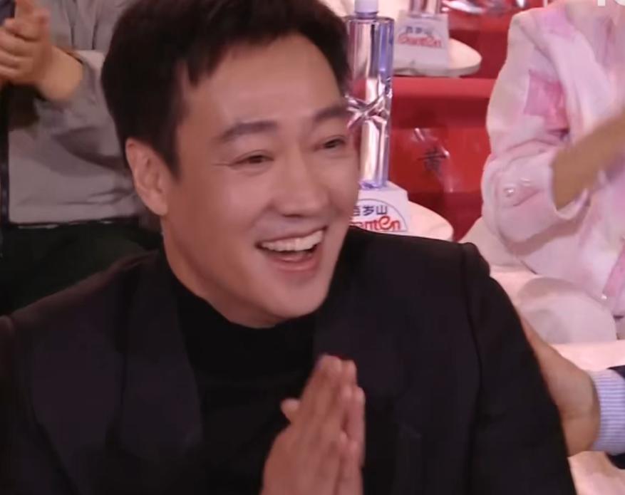 张颂文泪目北影节,北影节开幕式红毯张颂文害羞笑