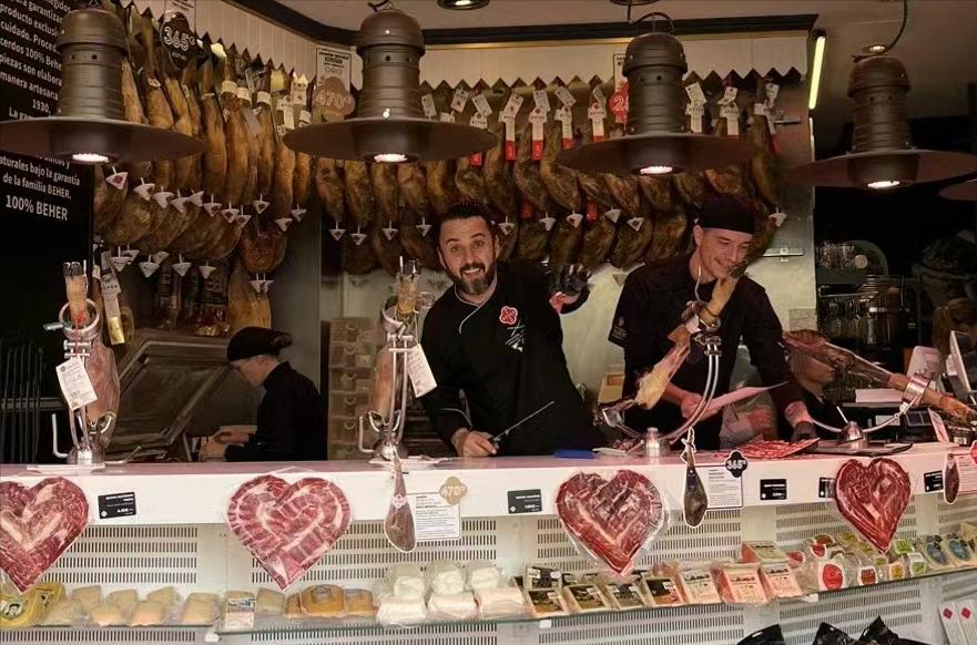 彩色旅图·西欧纪行｜瓦伦西亚的情人节，小贩在饭店外面卖鲜花